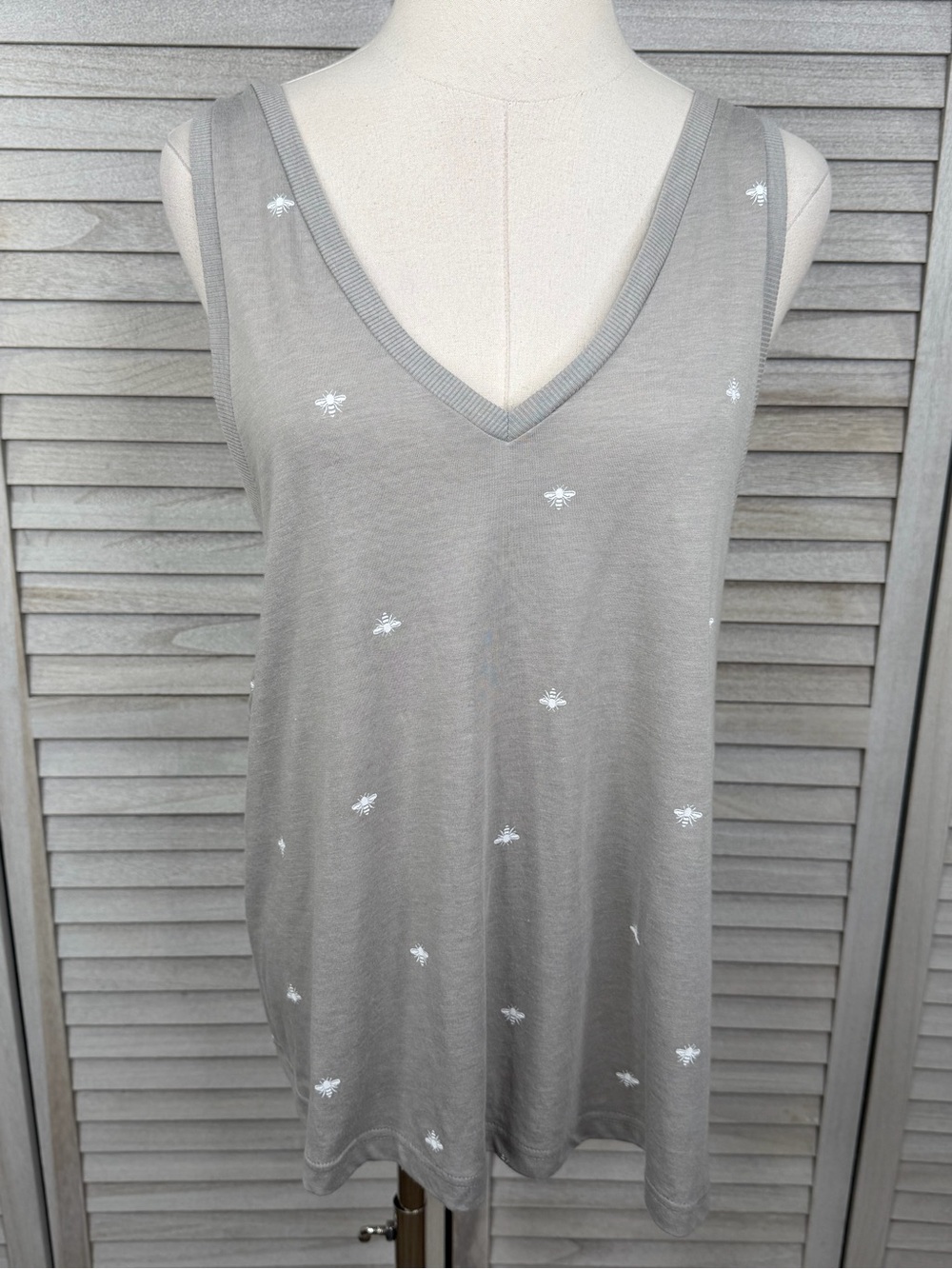 XHILARATION Tank Top V Neck w Bee Print Gray & White-Large